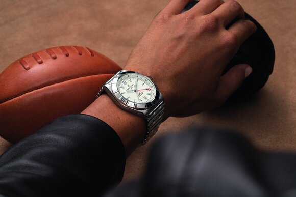 11_BreitlingChronomatAutomaticGMT40withwhitedial_Ref__A32398101A1A1_CMYK.jpg