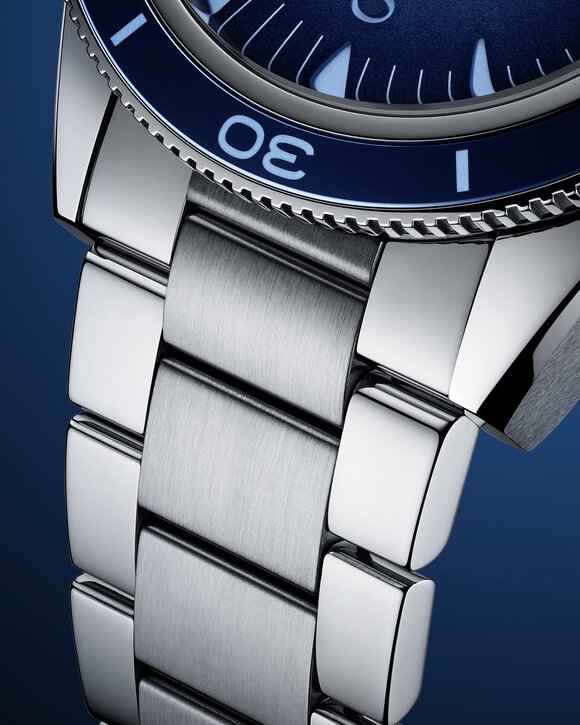 OMEGA_234_30_41_21_03_002_SEA_300_close-up-bracelet.jpg