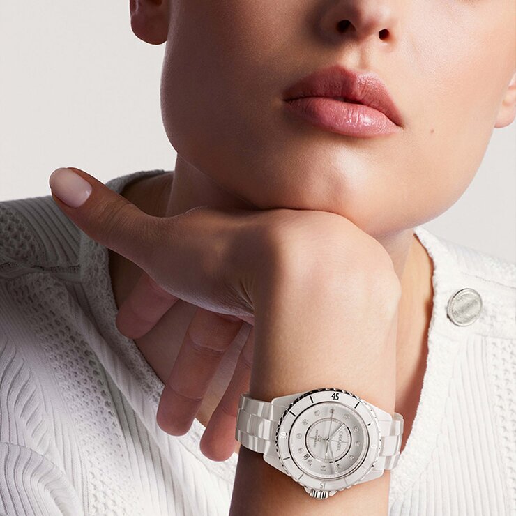 CHANEL horloge met een kast in keramiek, met een wijzerplaat in het wit met  briljant en een diameter van 38 mm