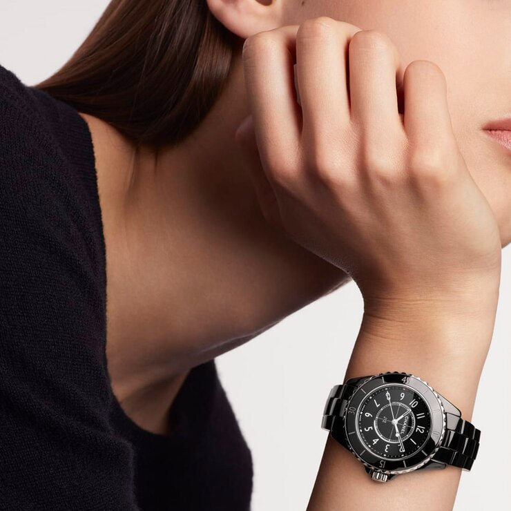 CHANEL horloge met een kast in keramiek, met een wijzerplaat in het zwart en een diameter van 33 mm