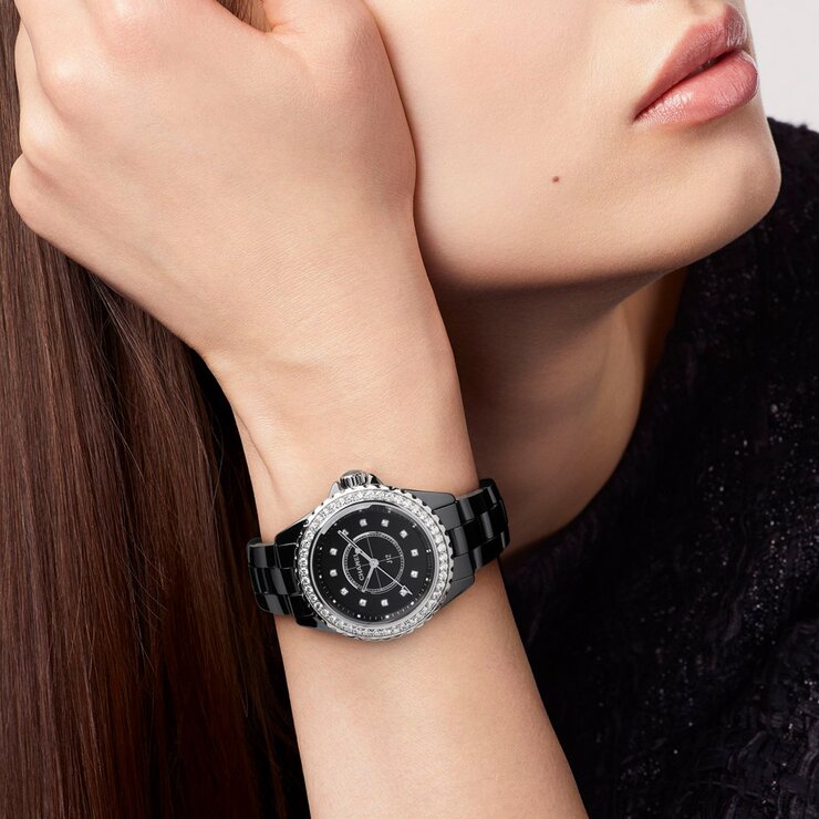 CHANEL horloge met een kast in keramiek, met een wijzerplaat in het zwart met briljant en een diameter van 33 mm