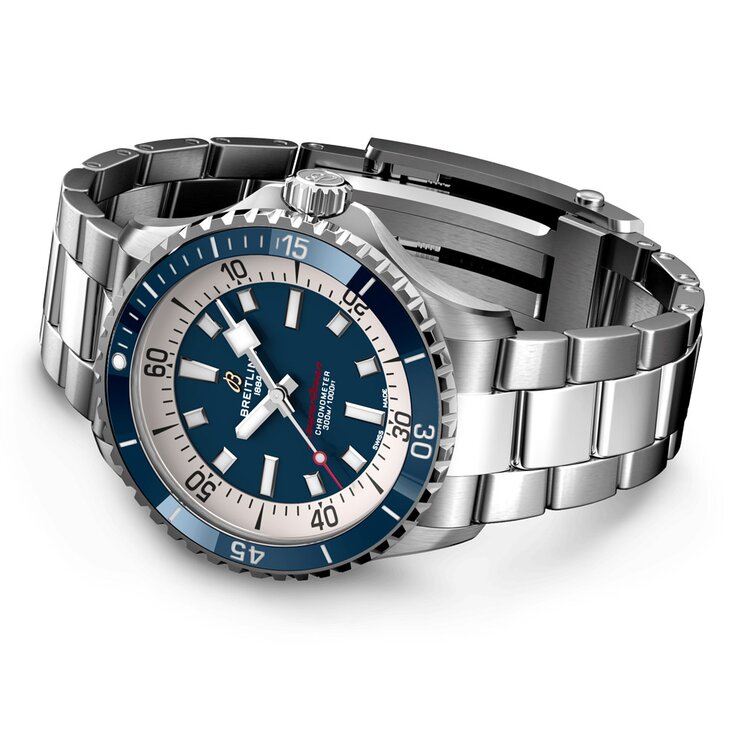 Breitling horloge met een kast in staal, met een wijzerplaat in het blauw en een diameter van 42 mm