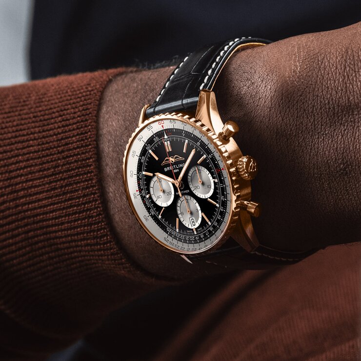 Breitling horloge met een kast in rosé goud, met een wijzerplaat in het zwart en een diameter van 43 mm