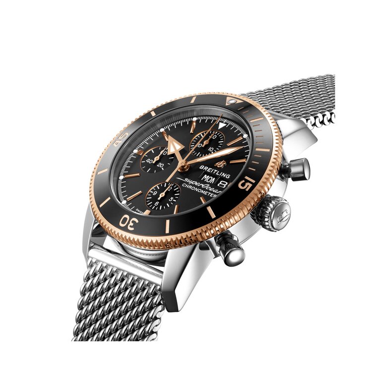 Breitling horloge met een kast in rosé goud op staal, met een wijzerplaat in het zwart en een diameter van 44 mm