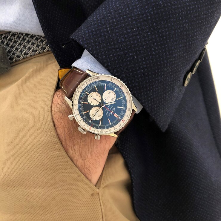 Breitling horloge met een kast in staal, met een wijzerplaat in het blauw en een diameter van 46 mm