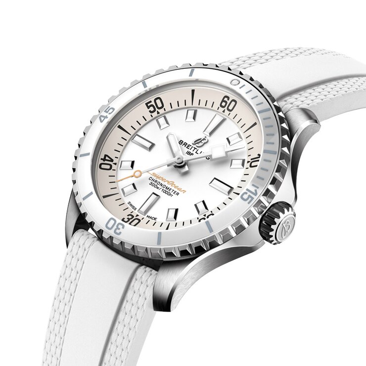 Breitling horloge met een kast in staal, met een wijzerplaat in het wit en een diameter van 36 mm