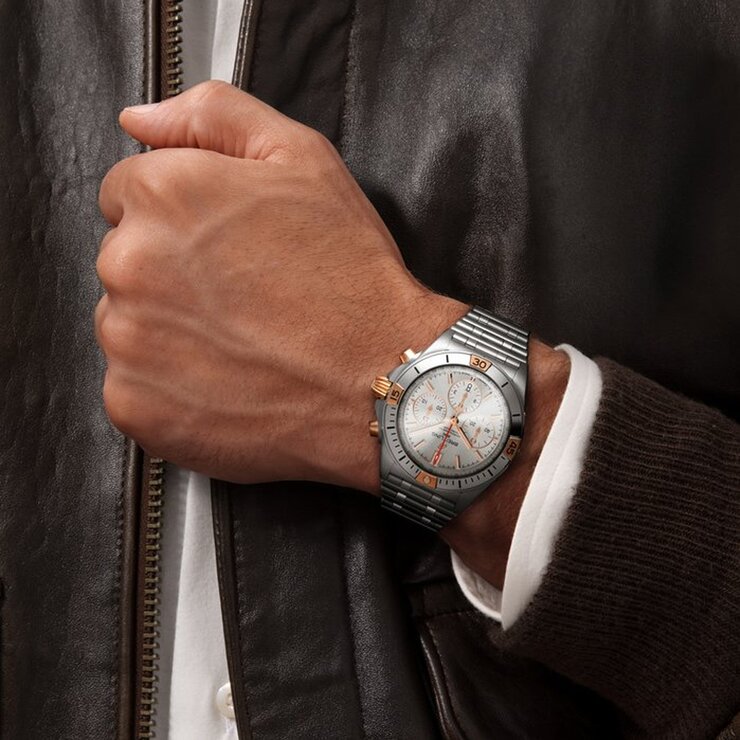 Breitling horloge met een kast in staal, met een wijzerplaat in het zilver en een diameter van 42 mm