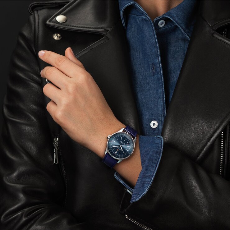 Breitling horloge met een kast in staal, met een wijzerplaat in het blauw en een diameter van 35 mm