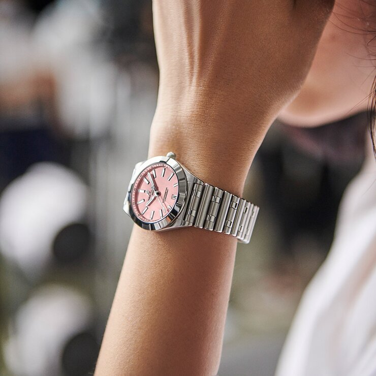 Breitling horloge met een kast in staal, met een wijzerplaat in het roze met briljant en een diameter van 32 mm
