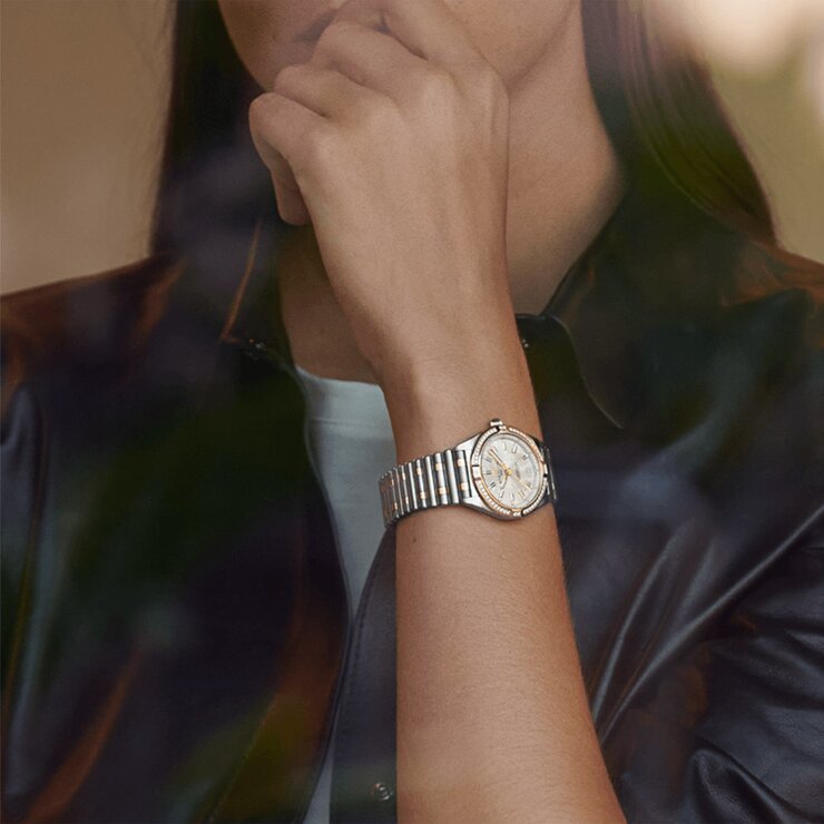 Breitling horloge met een kast in rosé goud op staal, met een wijzerplaat in het parelmoer met  briljant en een diameter van 32 mm