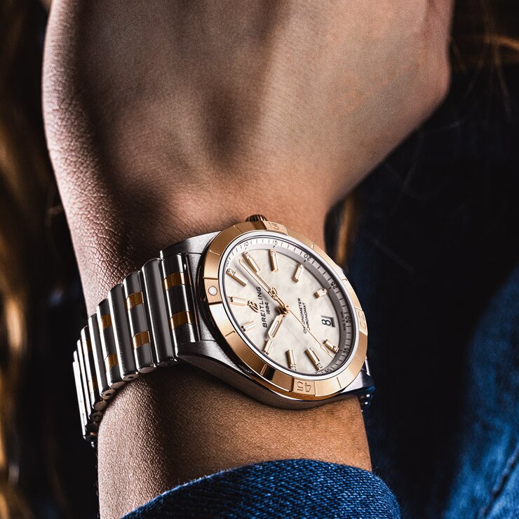 Breitling horloge met een kast in rosé goud op staal, met een wijzerplaat in het parelmoer met  briljant en een diameter van 36 mm