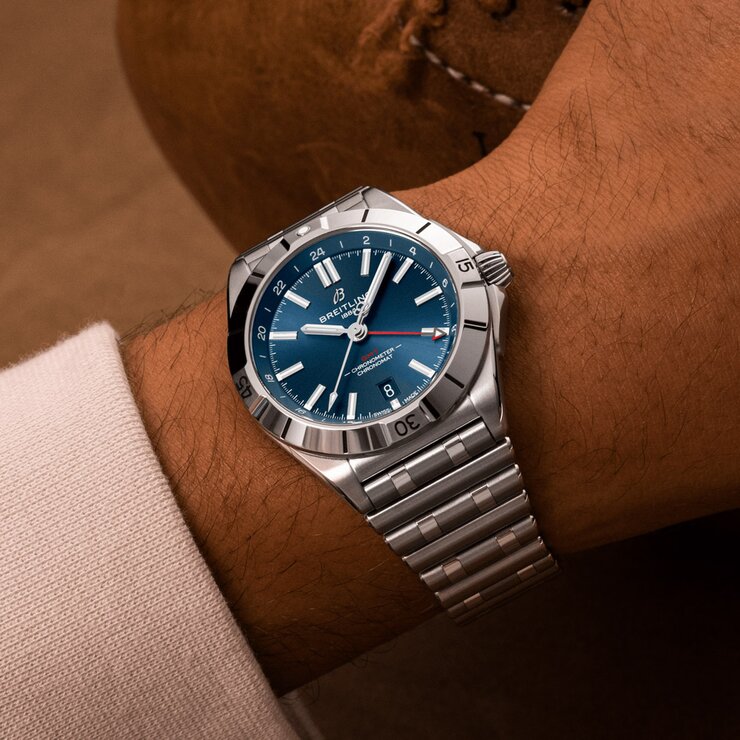 Breitling horloge met een kast in staal, met een wijzerplaat in het blauw en een diameter van 40 mm
