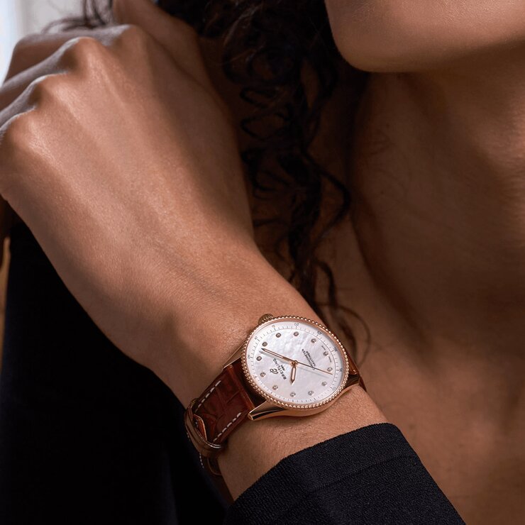 Breitling horloge met een kast in rosé goud, met een wijzerplaat in het parelmoer met  briljant en een diameter van 32 mm