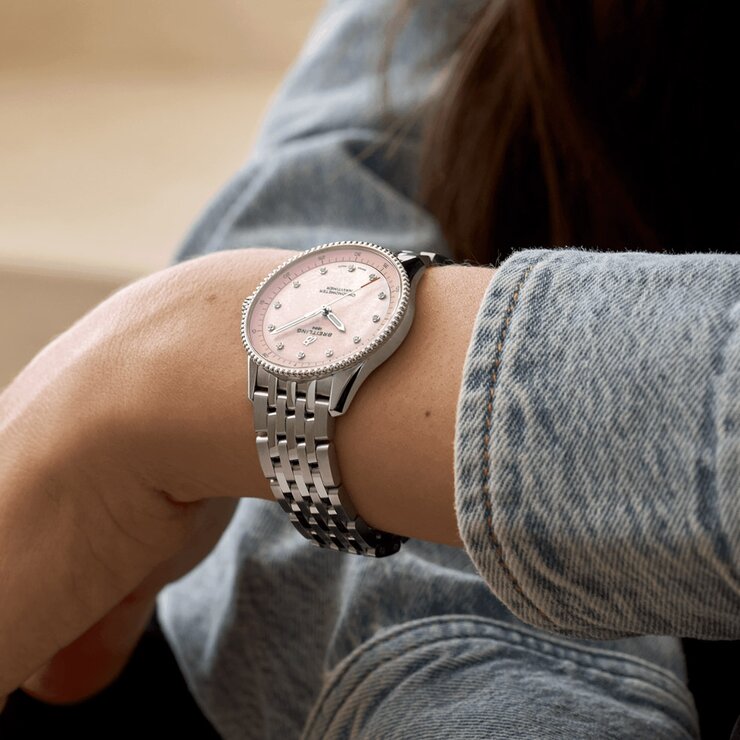 Breitling horloge met een kast in staal, met een wijzerplaat in het roze met briljant en een diameter van 32 mm