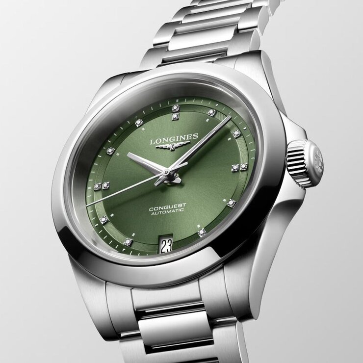 Longines horloge met een kast in staal, met een wijzerplaat in het groen met briljant en een diameter van 34 mm