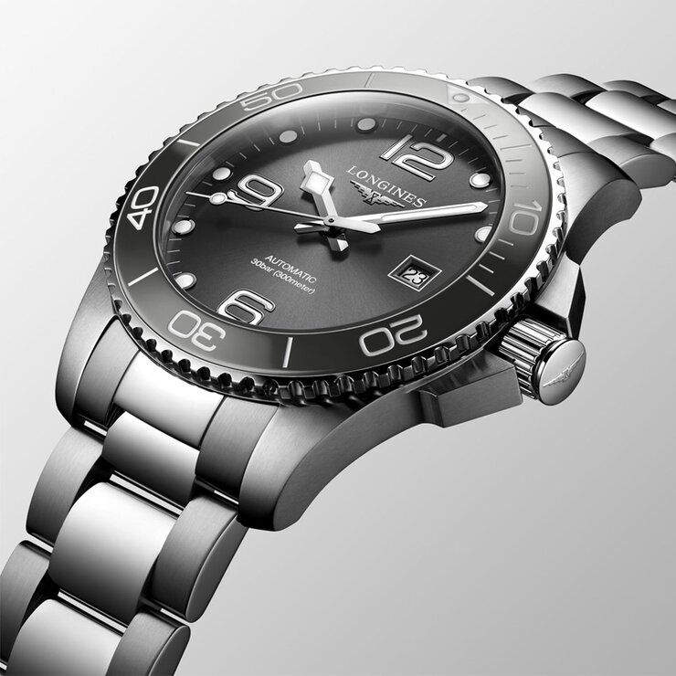 Longines horloge met een kast in staal, met een wijzerplaat in het grijs en een diameter van 43 mm