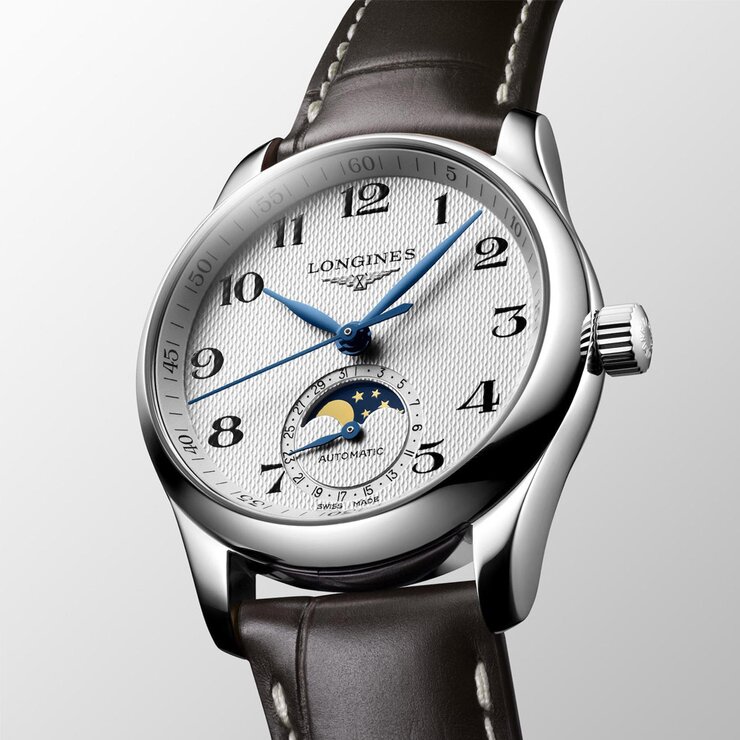 Longines horloge met een kast in staal, met een wijzerplaat in het wit en een diameter van 34 mm