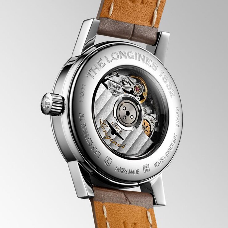 Longines horloge met een kast in staal, met een wijzerplaat in het parelmoer en een diameter van 30 mm