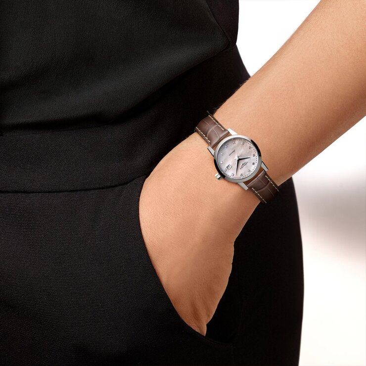 Longines horloge met een kast in staal, met een wijzerplaat in het parelmoer en een diameter van 30 mm
