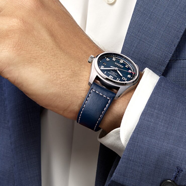 Longines horloge met een kast in staal, met een wijzerplaat in het blauw en een diameter van 40 mm