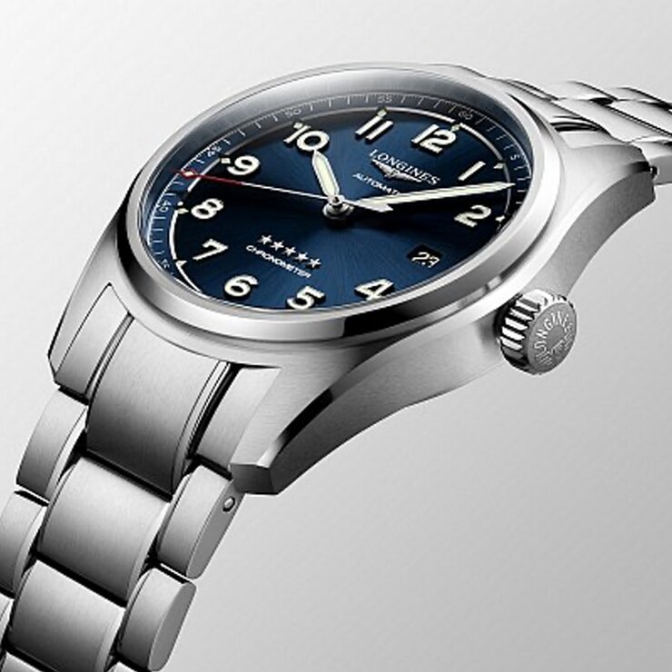 Longines horloge met een kast in staal, met een wijzerplaat in het blauw en een diameter van 40 mm