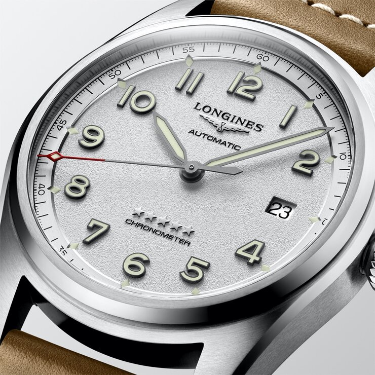 Longines horloge met een kast in staal, met een wijzerplaat in het zilver en een diameter van 40 mm