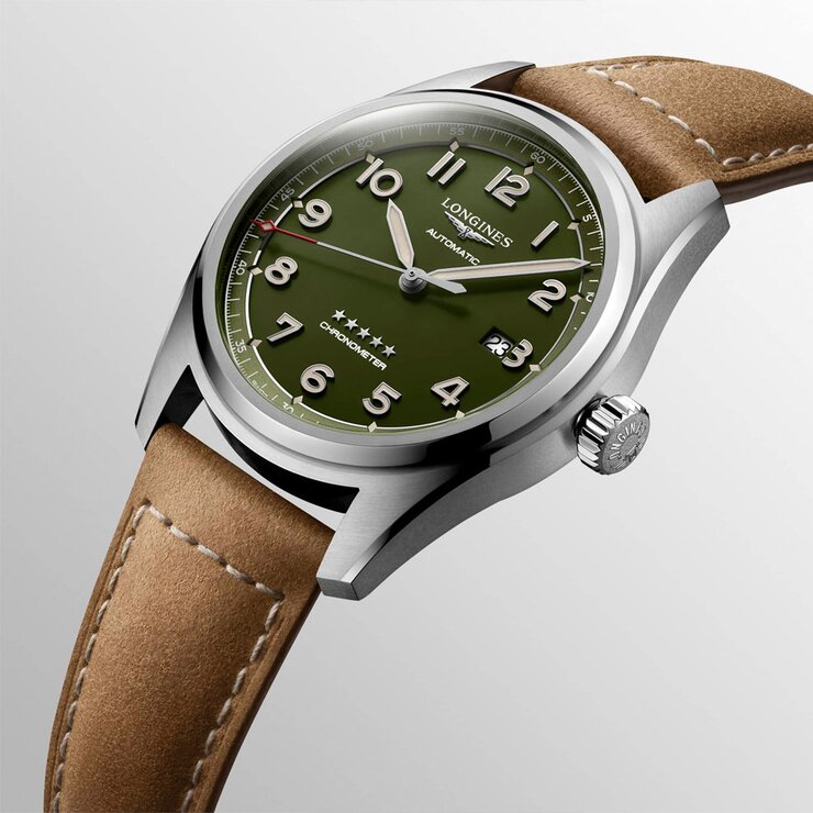 Longines horloge met een kast in staal, met een wijzerplaat in het groen en een diameter van 42 mm