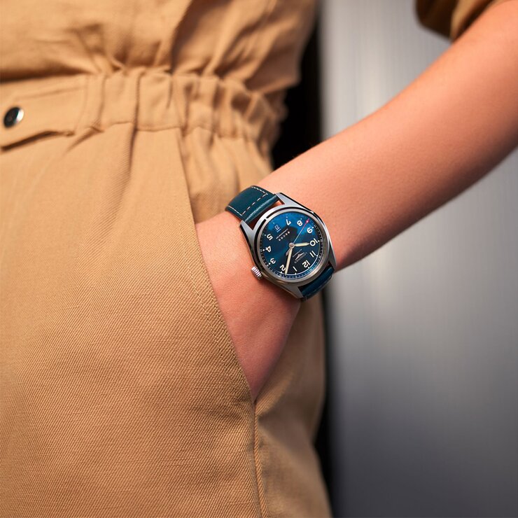 Longines horloge met een kast in staal, met een wijzerplaat in het blauw en een diameter van 37 mm