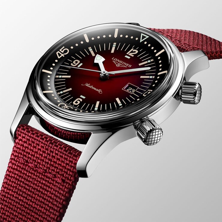 Longines horloge met een kast in staal, met een wijzerplaat in het rood en een diameter van 36 mm