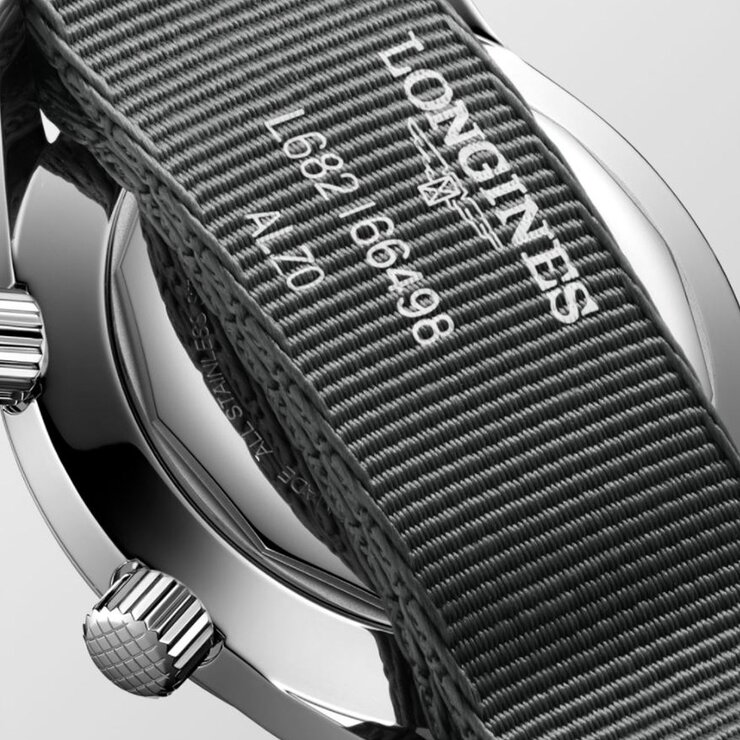 Longines horloge met een kast in staal, met een wijzerplaat in het grijs en een diameter van 42 mm