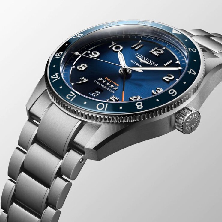 Longines horloge met een kast in staal, met een wijzerplaat in het blauw en een diameter van 42 mm