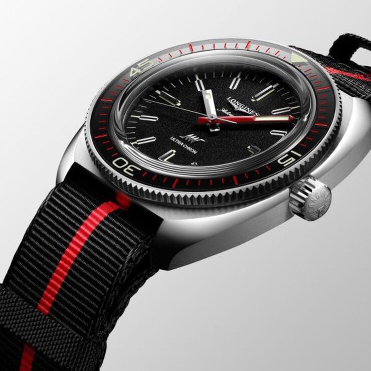 Longines horloge met een kast in staal, met een wijzerplaat in het zwart en een diameter van 43 mm