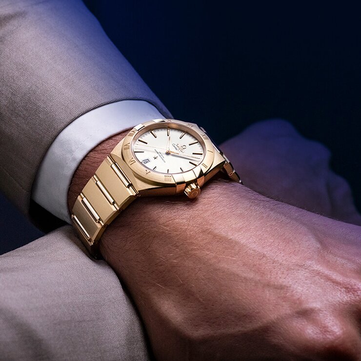Omega horloge met een kast in geel goud, met een wijzerplaat in het zilver en een diameter van 39 mm