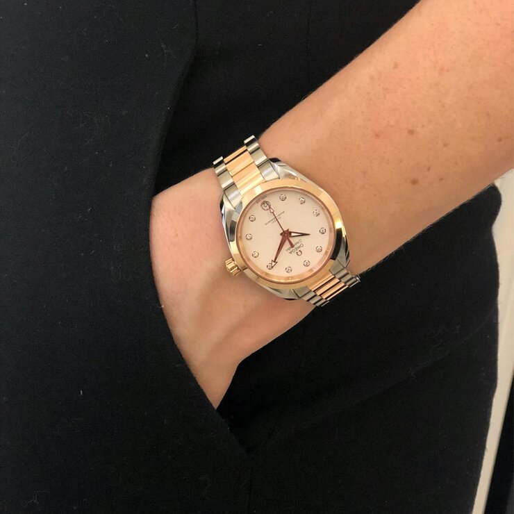 Omega horloge met een kast in rosé goud op staal, met een wijzerplaat in het wit met  briljant en een diameter van 34 mm