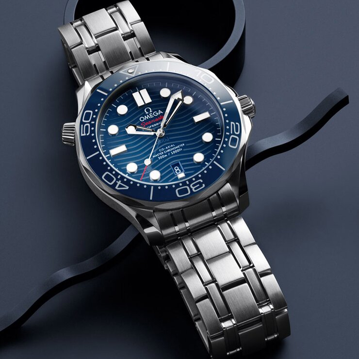 Omega horloge met een kast in staal, met een wijzerplaat in het blauw en een diameter van 42 mm