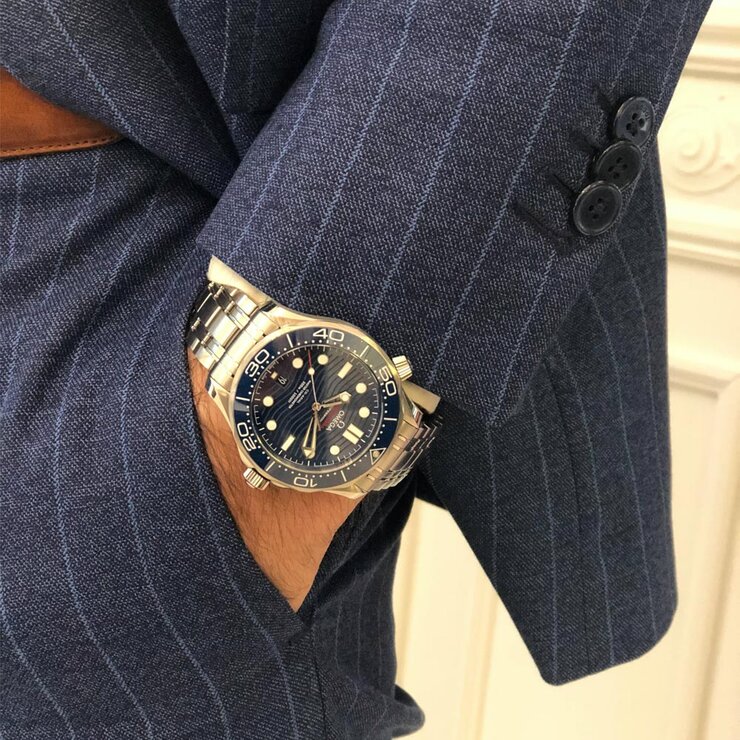 Omega horloge met een kast in staal, met een wijzerplaat in het blauw en een diameter van 42 mm