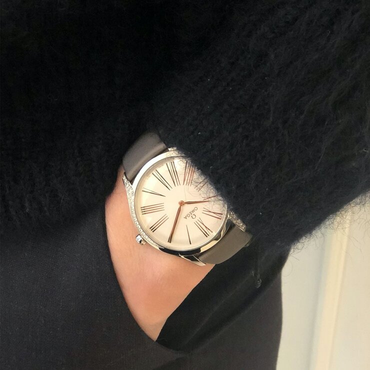 Omega horloge met een kast in staal, met een wijzerplaat in het zilver en een diameter van 39 mm