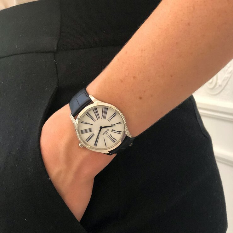 Omega horloge met een kast in staal, met een wijzerplaat in het wit en een diameter van 39 mm