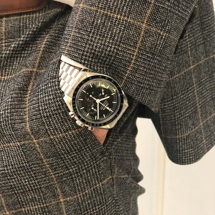 Omega horloge met een kast in staal, met een wijzerplaat in het zwart en een diameter van 42 mm