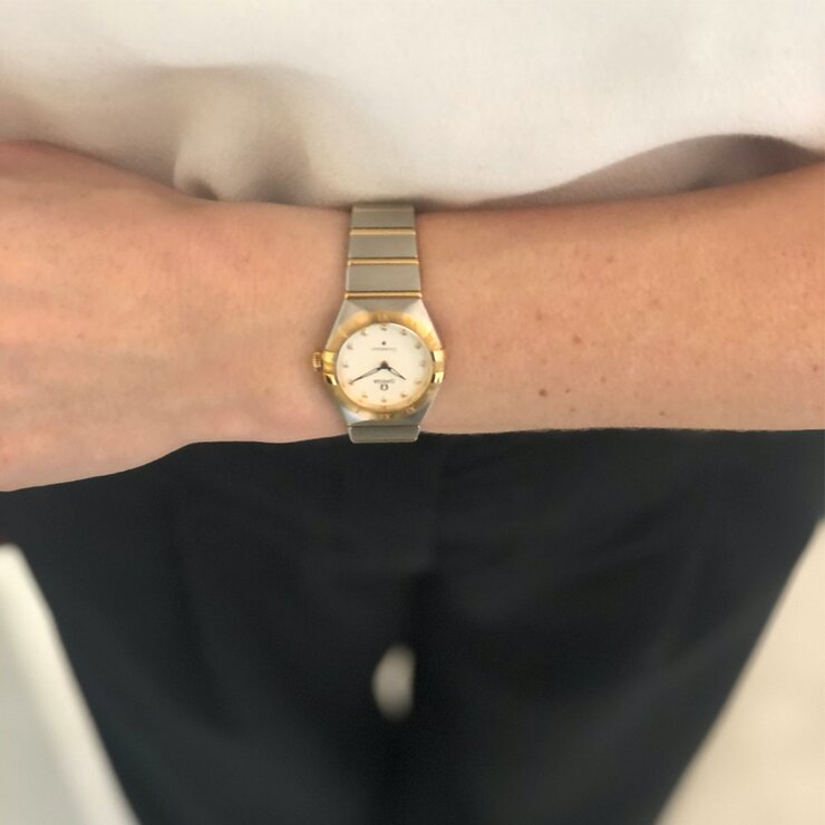 Omega horloge met een kast in geel goud op staal, met een wijzerplaat in het wit met  briljant en een diameter van 28 mm