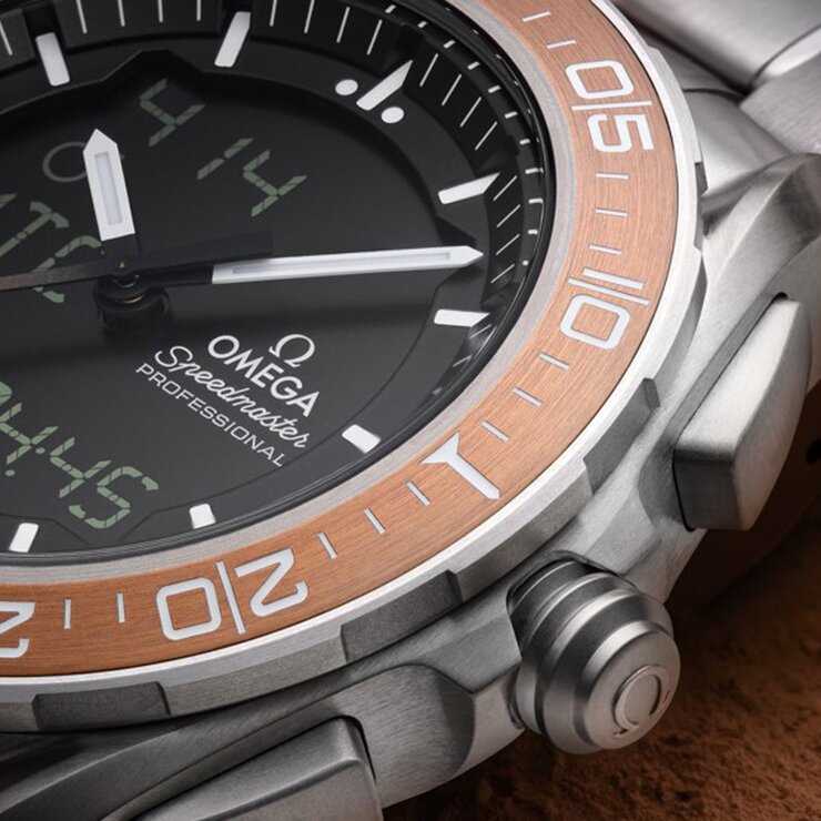 Omega horloge met een kast in titanium, met een wijzerplaat in het zwart en een diameter van 45 mm