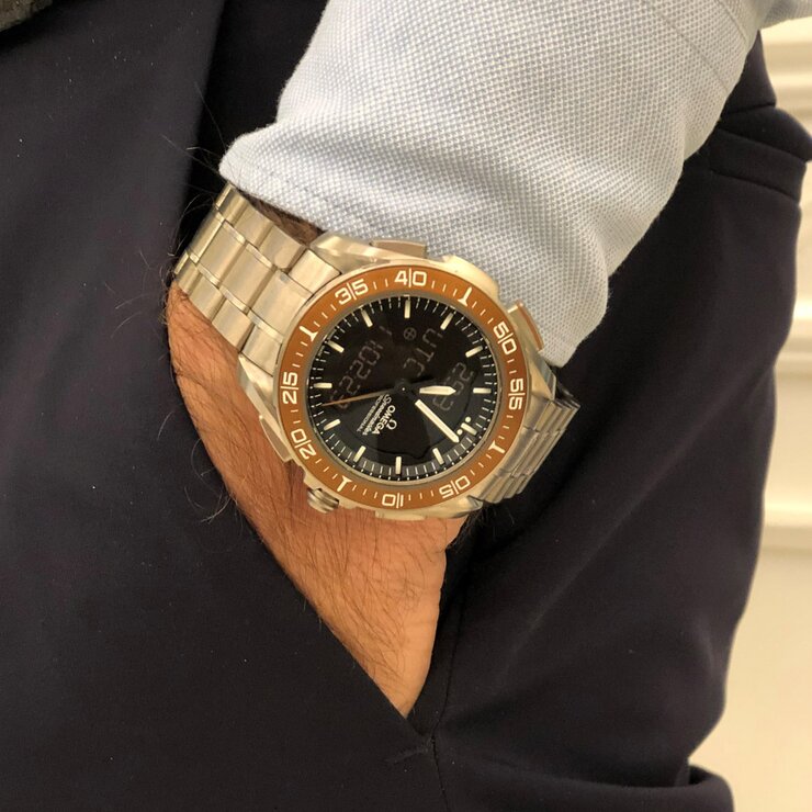 Omega horloge met een kast in titanium, met een wijzerplaat in het zwart en een diameter van 45 mm