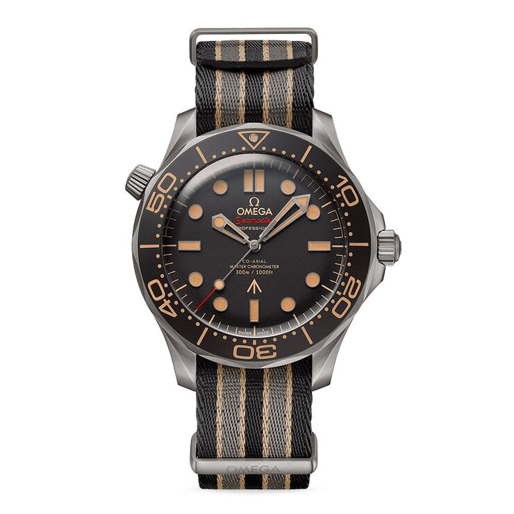 Omega horloge met een kast in titanium, met een wijzerplaat in het zwart en een diameter van 42 mm