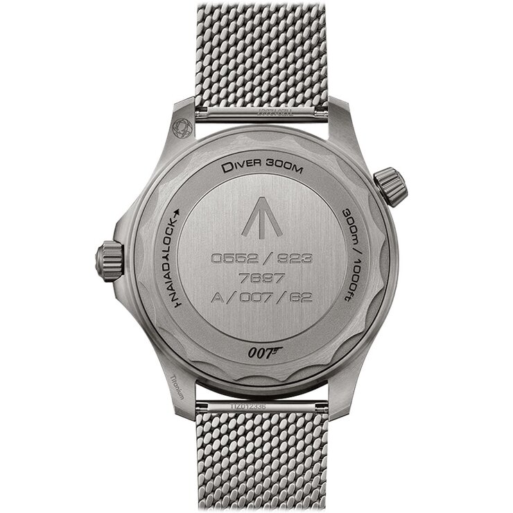 Omega horloge met een kast in titanium, met een wijzerplaat in het zwart en een diameter van 42 mm
