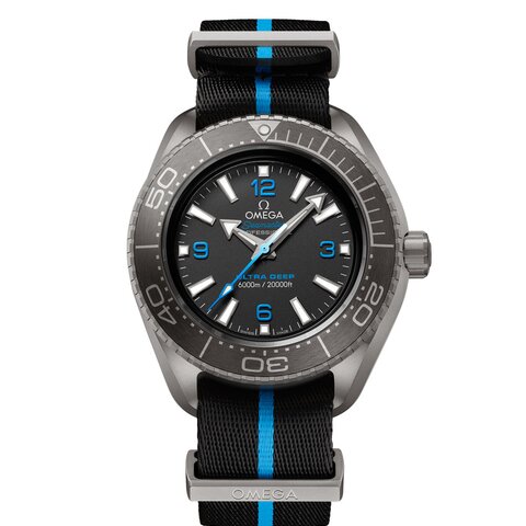 Omega horloge met een kast in titanium, met een wijzerplaat in het zwart en een diameter van 45.5 mm