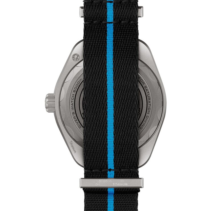 Omega horloge met een kast in titanium, met een wijzerplaat in het zwart en een diameter van 45.5 mm