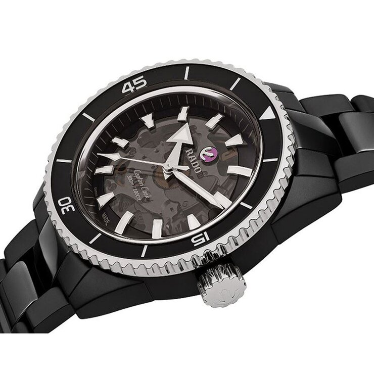 Rado horloge met een kast in keramiek, met een wijzerplaat in het zwart en een diameter van 43 mm