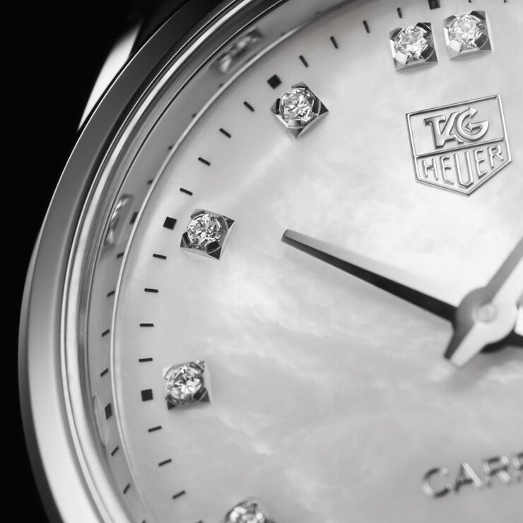 TAG Heuer horloge met een kast in staal, met een wijzerplaat in het parelmoer met  briljant en een diameter van 32 mm
