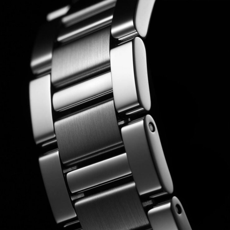 TAG Heuer horloge met een kast in staal, met een wijzerplaat in het parelmoer met  briljant en een diameter van 32 mm
