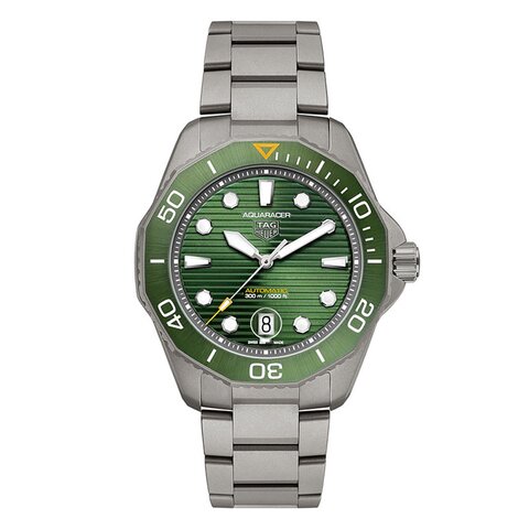 TAG Heuer horloge met een kast in titanium, met een wijzerplaat in het groen en een diameter van 43 mm